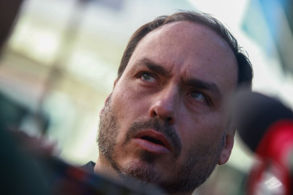 carlos-bolsonaro-anuncia-que-participara-de-caminhada-de-nikolas