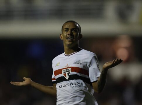com-gol-do-meio-de-campo,-sao-paulo-elimina-botafogo-na-copinha