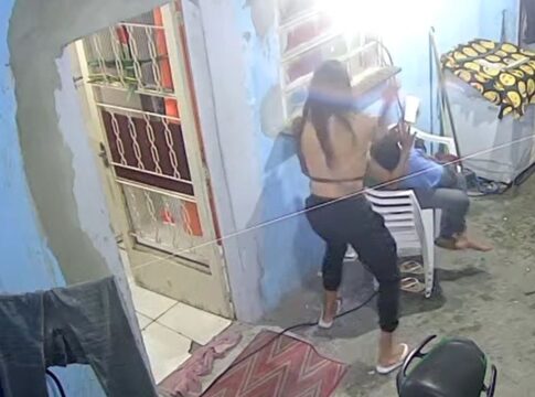 mulher-trans-mata-ex-namorada-por-ciume-na-frente-do-filho-da-vitima.-veja-video