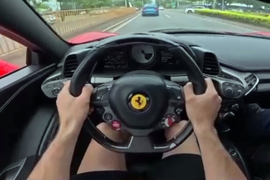 ferrari-x-bmw:-playboys-fazem-racha-a-luz-do-dia-em-area-nobre-do-df.-veja-video