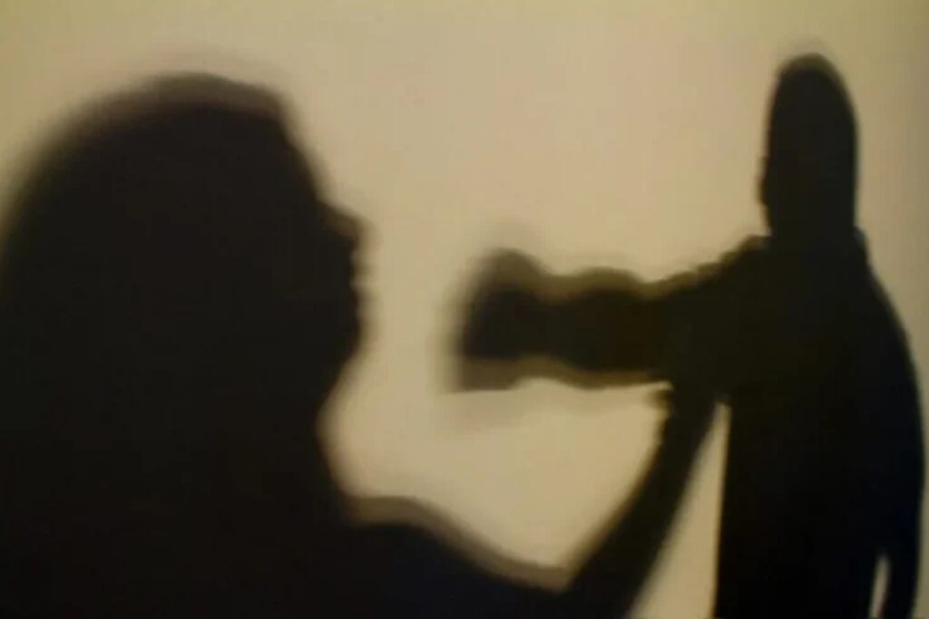 mulher-e-agredida-com-socos-no-rosto-ao-flagrar-ex-em-momento-intimo