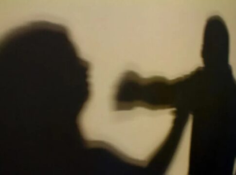 mulher-e-agredida-com-socos-no-rosto-ao-flagrar-ex-em-momento-intimo