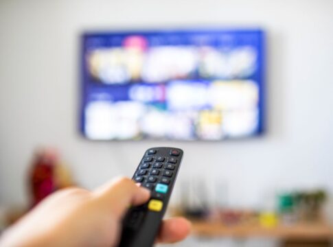 conectar-a-tv-ao-wi-fi-de-casa-pode-ser-um-erro,-alerta-especialista