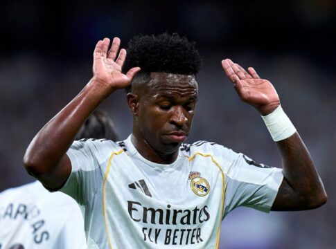 vini-jr-pede-e-real-madrid-multara-jogadores-por-atraso.-entenda