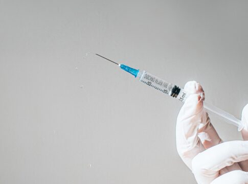 tecnico-jogava-seringas-utilizadas-para-matar-vitimas-em-lixo-comum