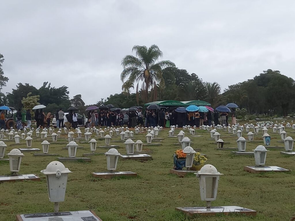 “eterna-saudade”:-familia-se-despede-de-adolescente-morta-por-padrasto.-veja-video