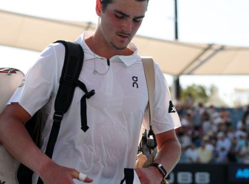 fora-de-ritmo,-joao-fonseca-cai-na-estreia-do-aberto-da-australia