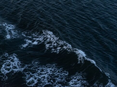 cientistas-identificam-“ondas-escuras”-que-deixam-os-oceanos-sem-luz