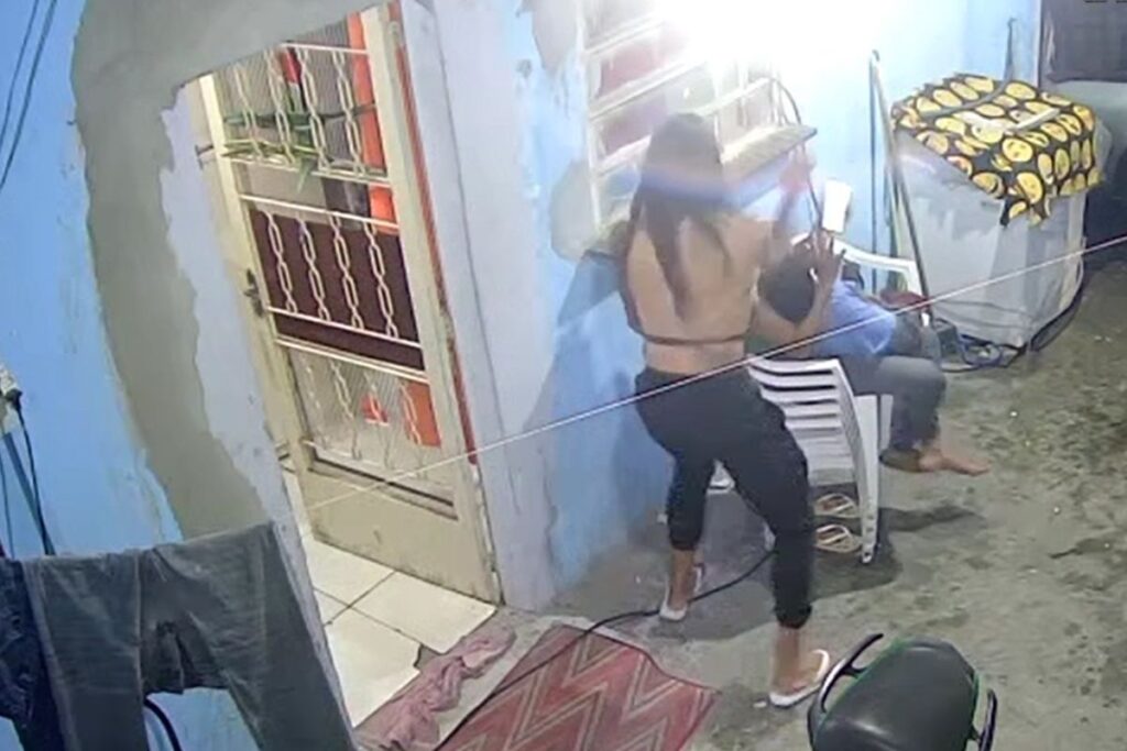 ex-estava-com-filho-no-colo-quando-levou-facada-de-mulher-trans.-video