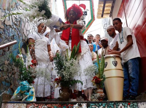 baianas-lavam-escadaria-em-copacabana-em-homenagem-a-oxossi