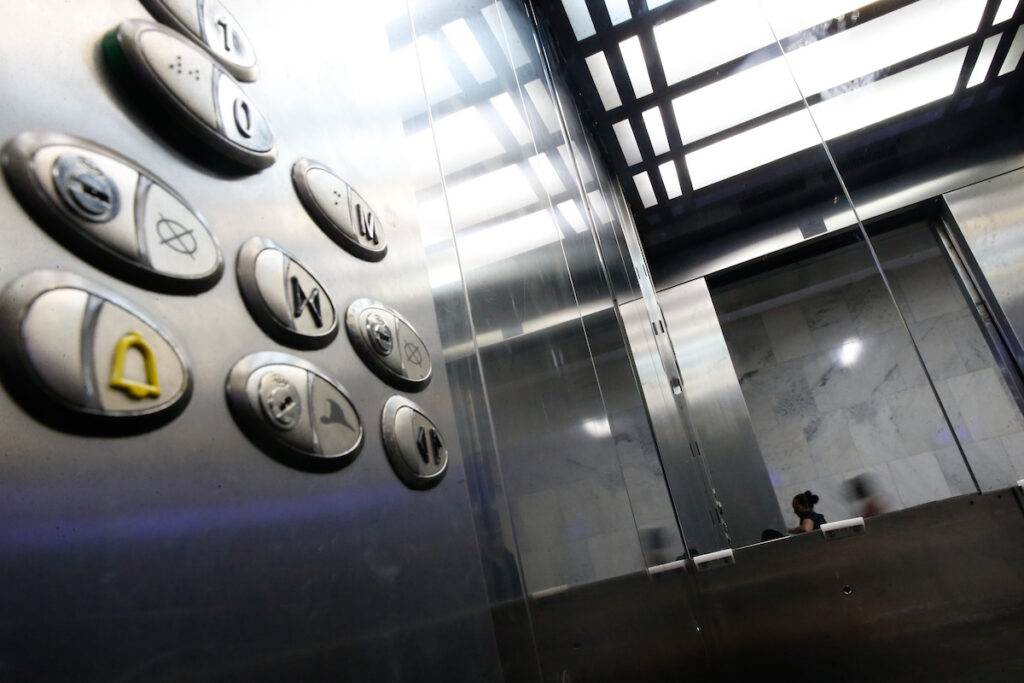 morador-de-aguas-claras-que-ficou-preso-em-elevador-sera-indenizado