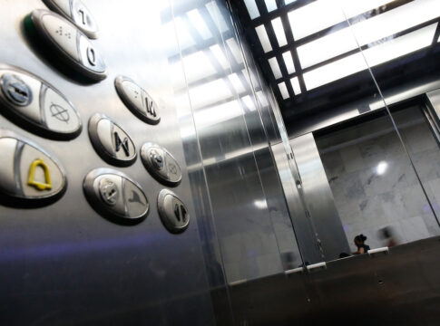 morador-de-aguas-claras-que-ficou-preso-em-elevador-sera-indenizado