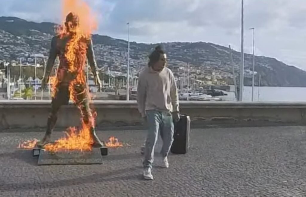 estatua-de-cristiano-ronaldo-e-incendiada-em-museu-na-ilha-da-madeira