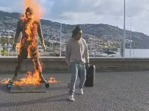 estatua-de-cristiano-ronaldo-e-incendiada-em-museu-na-ilha-da-madeira