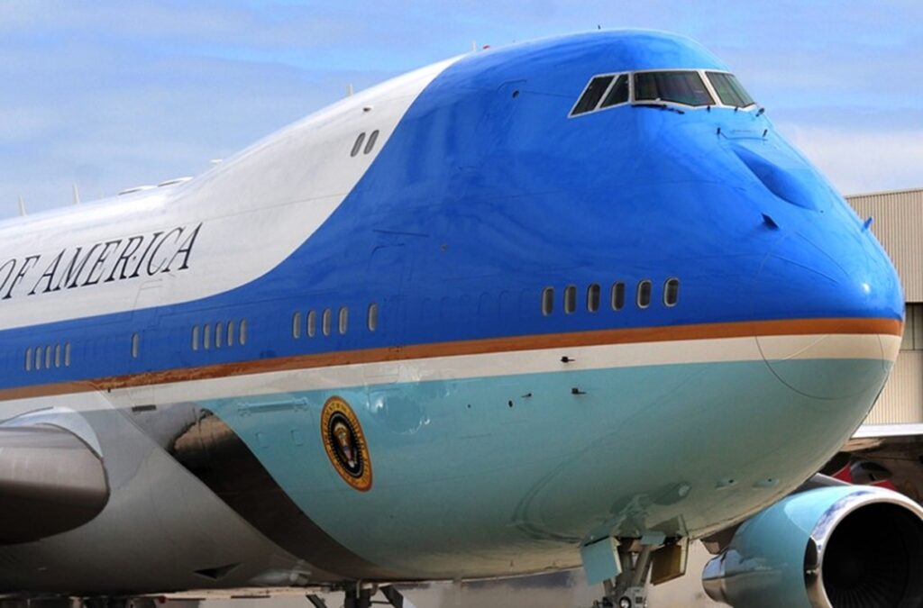 com-trump-a-bordo,-air-force-one-tem-pane-eletrica-e-retorna-a-base