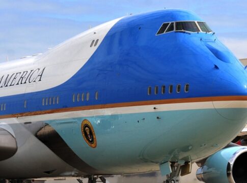 com-trump-a-bordo,-air-force-one-tem-pane-eletrica-e-retorna-a-base