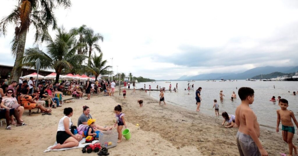ferias-frustradas:-unica-praia-de-cidade-esta-impropria-para-banho