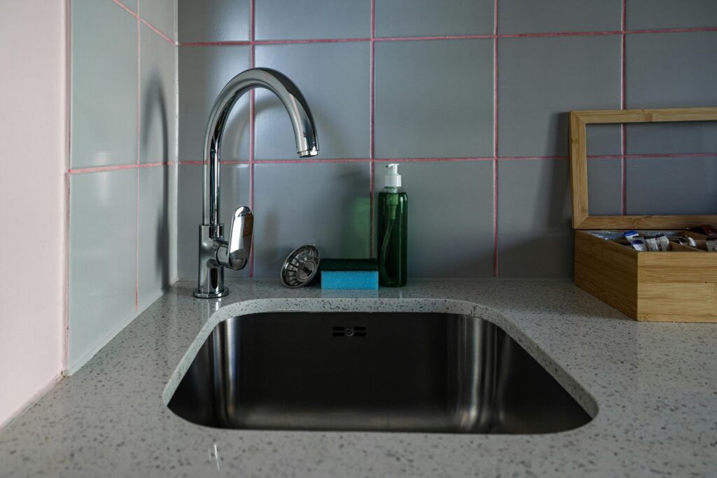 voce-despeja-agua-fervente-na-pia?-veja-o-impacto-do-habito-na-cozinha