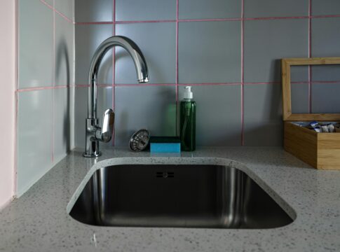 voce-despeja-agua-fervente-na-pia?-veja-o-impacto-do-habito-na-cozinha