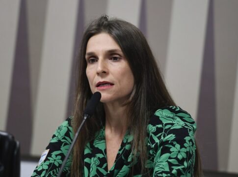 correios:-saiba-por-que-estatal-ainda-paga-salario-a-ex-diretora