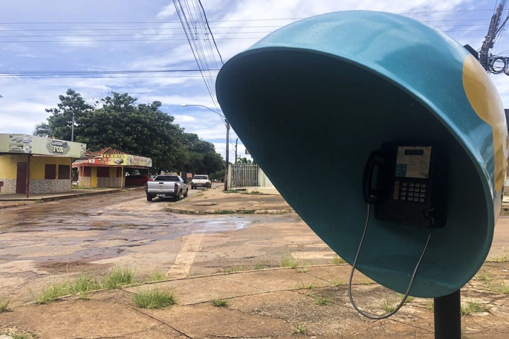 orelhao-vai-“desaparecer”-do-brasil;-conheca-a-origem-do-telefone