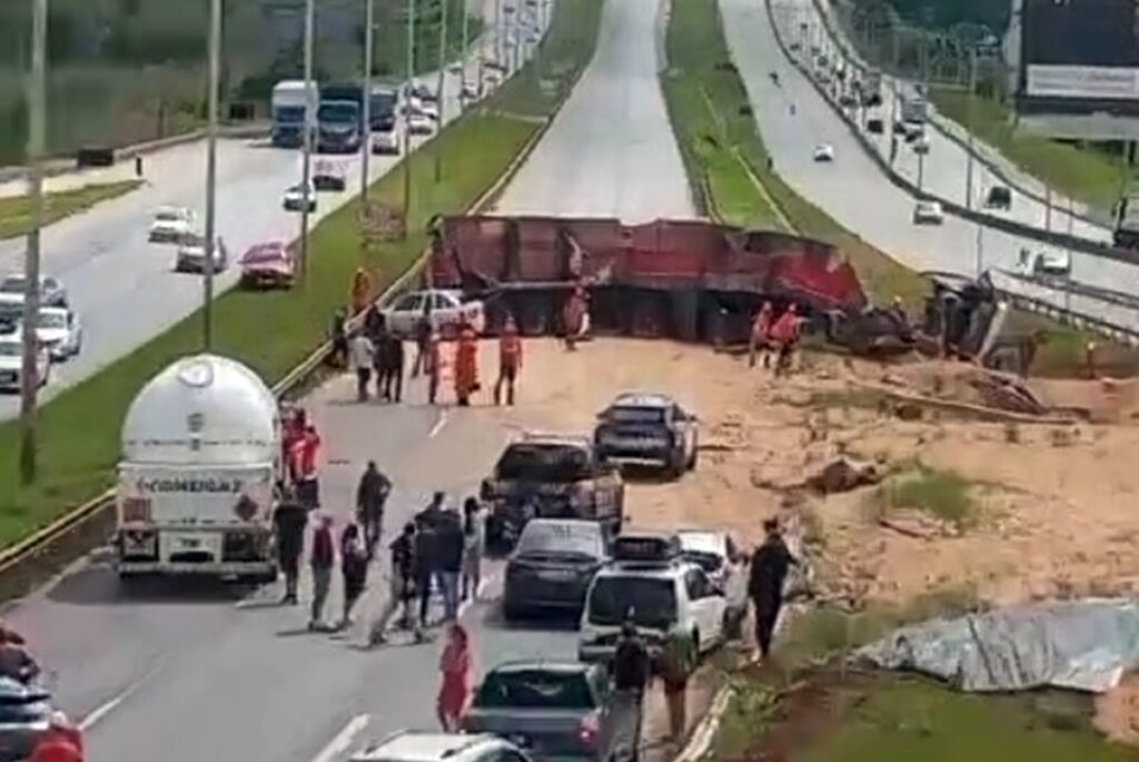 carreta-tomba,-atinge-quatro-veiculos-e-interdita-rodovia-no-df.-veja-video