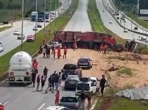 carreta-tomba,-atinge-quatro-veiculos-e-interdita-rodovia-no-df.-veja-video
