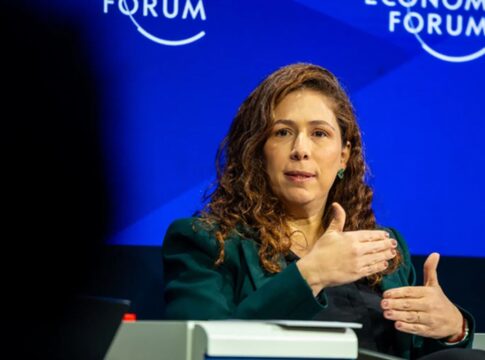 em-davos,-esther-dweck-defende-integracao-da-america-latina