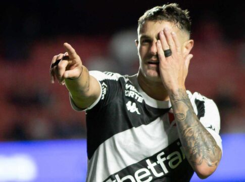 com-alusao-a-piratas-do-caribe,-cerro-anuncia-pablo-vegetti,-ex-vasco