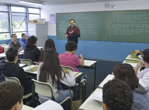 piso-do-magisterio-tem-reajuste-de-5,4%-e-vai-a-r$-5,1-mil-em-2026