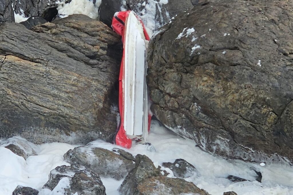 apos-10-horas-ilhados,-guarda-vidas-sao-salvos-pelo-helicoptero-aguia.-veja-video