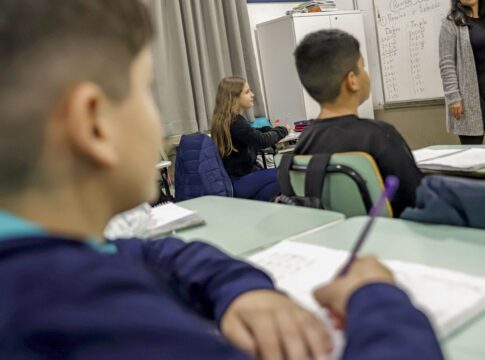 cnte-comemora-reajuste-do-piso-do-magisterio;-prefeitos-contestam