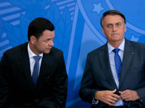 anderson-torres-ajuda-bolsonaro-a-usar-remedios-na-papudinha,-dizem-aliados