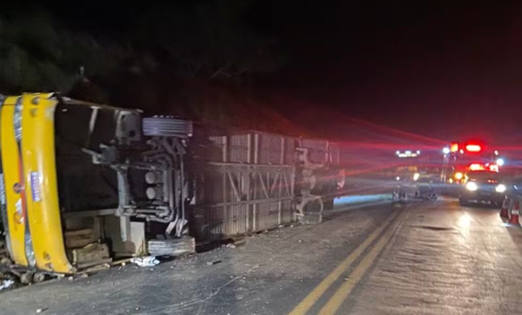 cinco-morrem-apos-onibus-tombar-em-mg;-bebe-esta-entre-as-vitimas