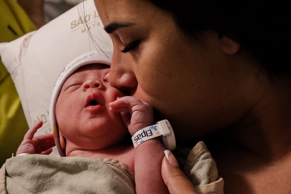 fotos:-esposa-de-buzeira-lamenta-ausencia-do-marido-no-parto-do-filho