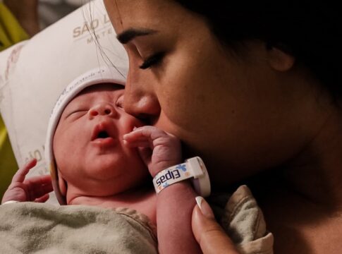 fotos:-esposa-de-buzeira-lamenta-ausencia-do-marido-no-parto-do-filho