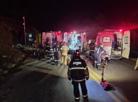 motorista-de-onibus-que-tombou-em-mg-causando-5-mortes-sumiu-do-local