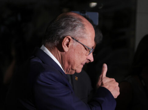 alckmin-comemora-indicacao-de-o-agente-secreto,-mas-“sai”-antes-do-fim