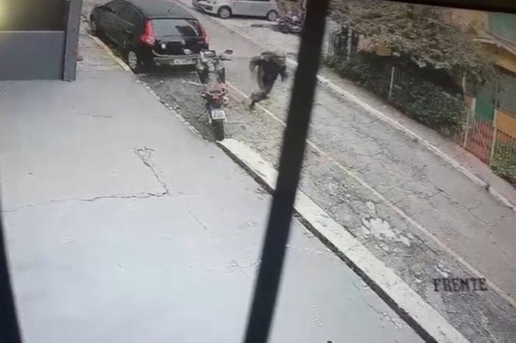 camera-de-seguranca-flagra-troca-de-tiros-entre-pm-de-folga-e-ladroes.-video