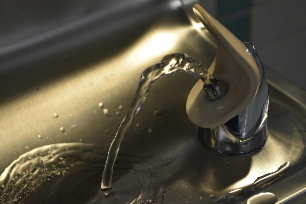 quase-metade-das-escolas-publicas-nao-tem-agua-potavel,-diz-tcdf