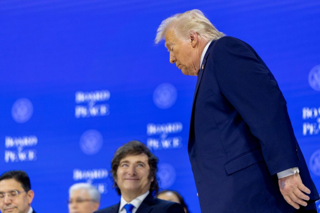 trump-diz-que-hematoma-na-mao-e-consequencia-de-batida-em-mesa