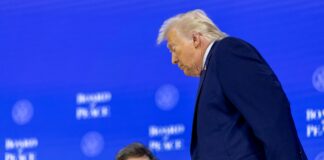 trump-diz-que-hematoma-na-mao-e-consequencia-de-batida-em-mesa