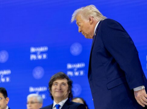 trump-diz-que-hematoma-na-mao-e-consequencia-de-batida-em-mesa