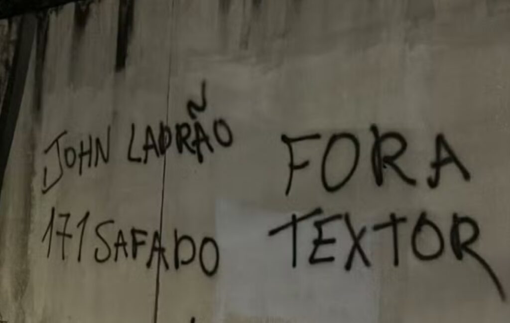 muros-do-ct-do-botafogo-sao-pichados-com-protestos-contra-john-textor.-veja-video