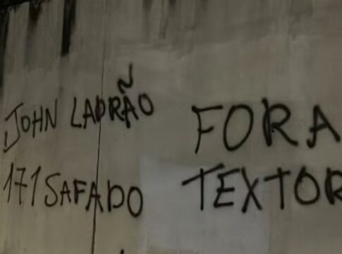 muros-do-ct-do-botafogo-sao-pichados-com-protestos-contra-john-textor.-veja-video