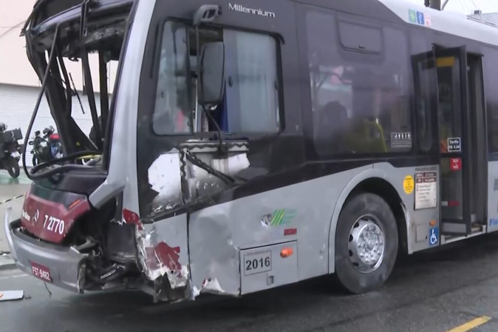 sp:-acidente-grave-envolvendo-onibus-publico-e-carro-deixa-3-feridos