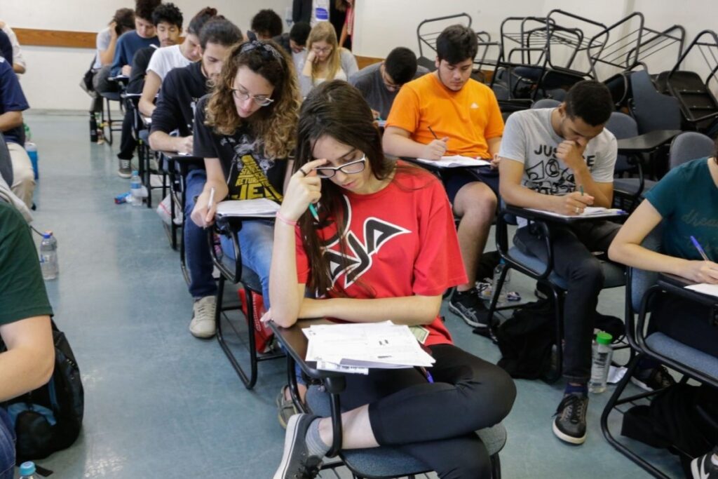 fuvest-divulga-aprovados-no-vestibular-2026.-veja-como-consultar