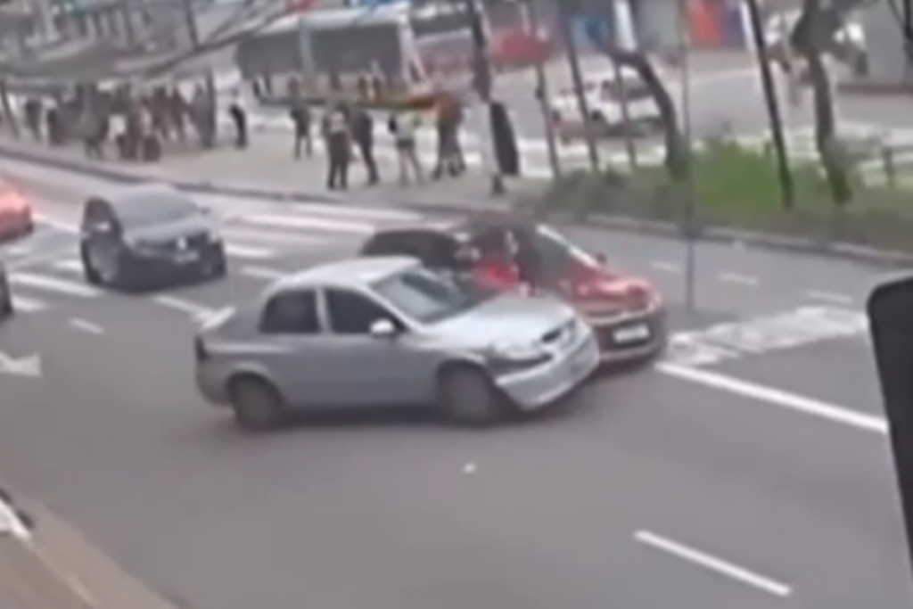 briga:-ciclista-e-atropelado-apos-quebrar-retrovisor-de-carro-em-sp.-veja-video