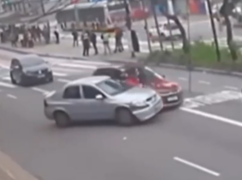 briga:-ciclista-e-atropelado-apos-quebrar-retrovisor-de-carro-em-sp.-veja-video