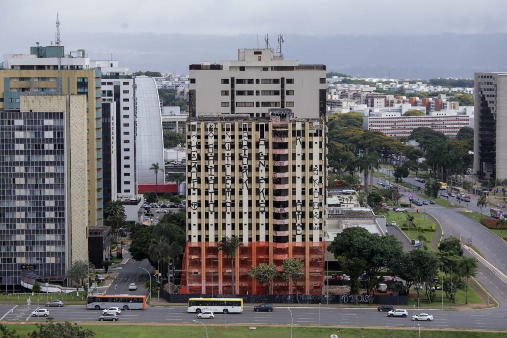 implosao-do-torre-palace-interdita-vias-e-estacionamentos-no-setor-hoteleiro-norte